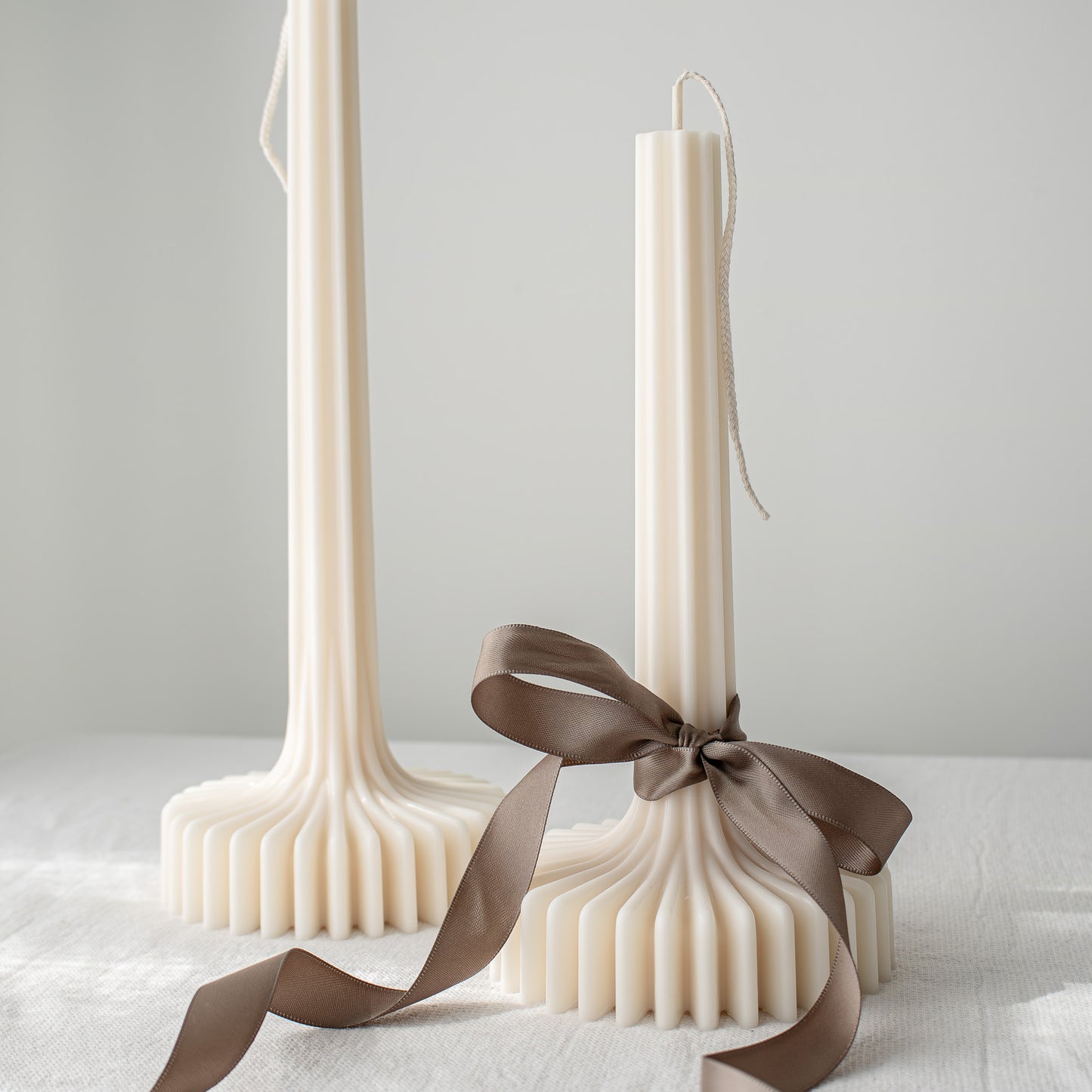 aesthetic grooved design candle