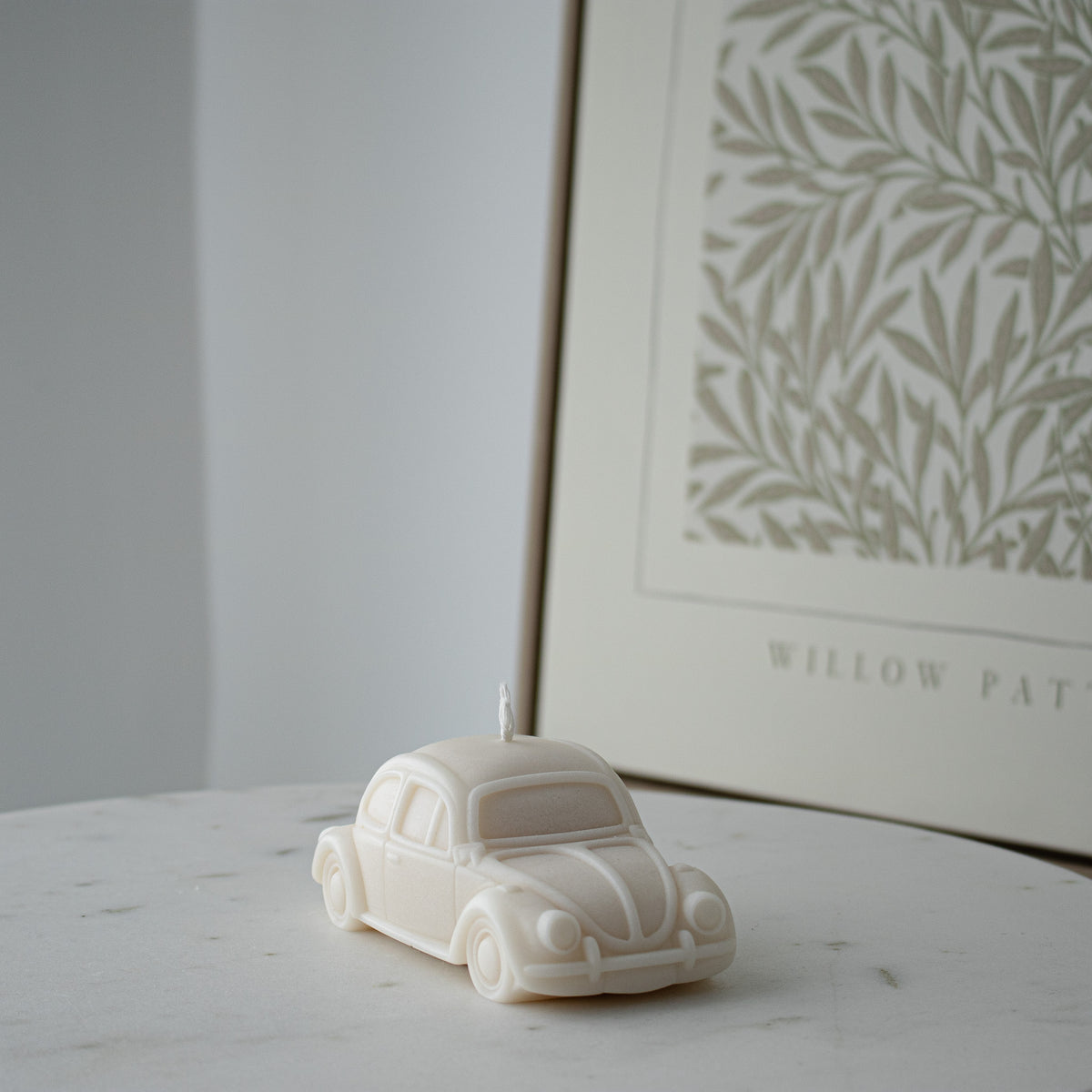 White car-shaped candle 